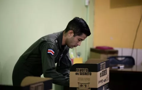 Costa Rica vota para elegir presidente tras campaña marcada por el tema de inseguridad