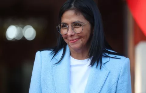 Delcy Rodríguez dice que Machado tendrá que 'responder ante Venezuela' si regresa al país