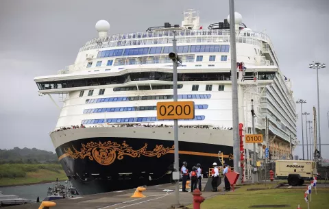 El crucero Disney Adventure es el buque de mayor capacidad que cruza el Canal de Panamá