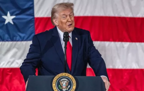 Entra en vigor el nuevo arancel global del 15% impuesto por Trump tras revés en el Supremo