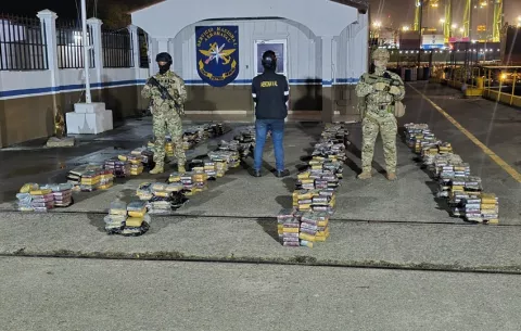 Incautan más de 900 kilos de droga en un contenedor en puerto de Balboa