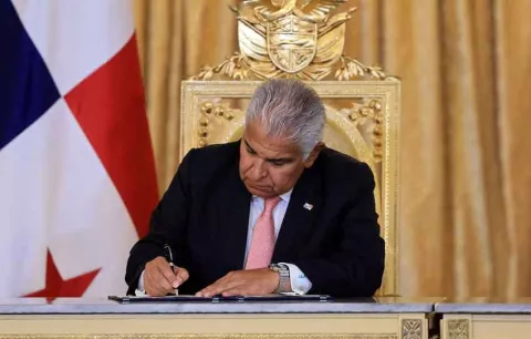 Mulino firma ley de acuerdo tributario con Ecuador