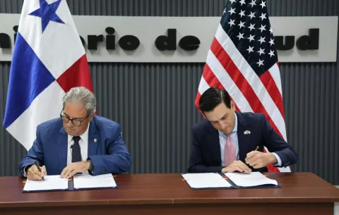 EE.UU. y Panamá firman un memorando para cooperar en materia de salud y combatir el VIH
