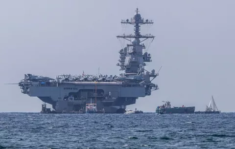 Estados Unidos mueve a su mayor portaaviones del Caribe al Oriente Medio, según medios