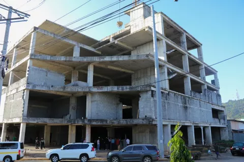 Dos empresas se interesan por completar construcción de centro de salud de Curundú