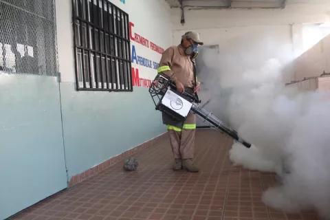 Región de Salud de San Miguelito fumiga 40 escuelas del distrito