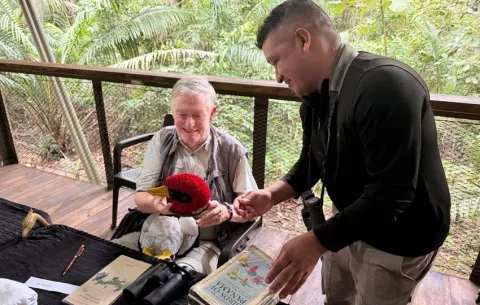 Robert S. Ridgely recibe homenaje en los 50 años de su célebre ‘Guía de las Aves de Panamá’