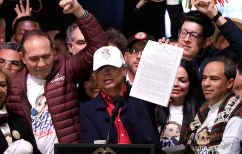 Petro firma un nuevo decreto del salario mínimo y mantiene de 23,7 % el incremento