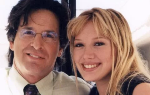 Hilary Duff reacciona al fallecimiento de su padre televisivo Robert Carradine