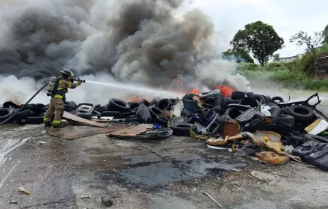 Bomberos combaten incendio en vertedero de llantas en Pueblo Nuevo