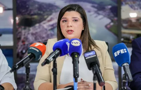 Ministra de trabajo reitera a trabajadores portuarios de Colón que sus puestos están garantizados