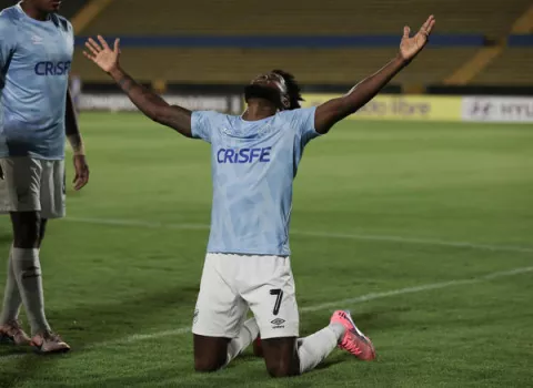 José Fajardo anota doblete en Libertadores, pero se lesiona la rodilla