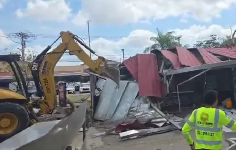 Desalojan a comerciantes en Brisas del Golf; acusan a Irma Hernández de atropello
