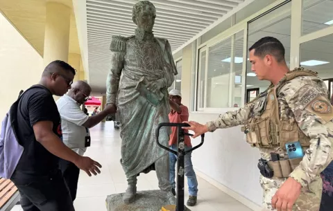 Comienza  proceso de limpieza de la estatua de Simón Bolívar