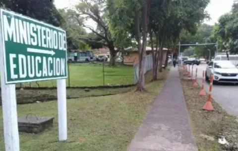 El duro descargo del Meduca sobre minería, química y rediseño curricular