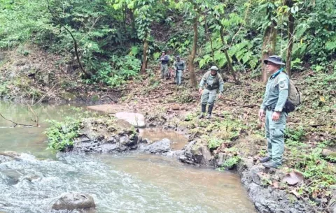 Sorprenden a una pareja extrayendo oro ilegalmente dentro del río Tebario, Herrera