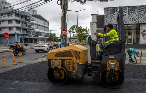 Realizan trabajos de parcheo en avenida Ramón Arias y avenida La Amistad