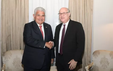Mulino recibe al presidente del Grupo BID y hablan de educación e inversiones en Panamá