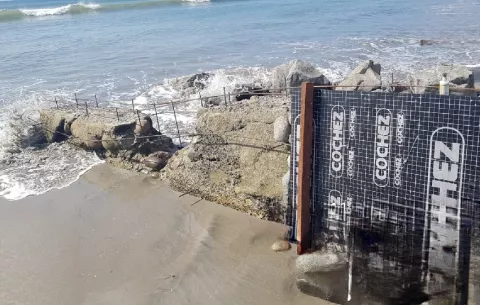 Ordenan a extranjero suspender construcción de muro en zona de playa en San Carlos
