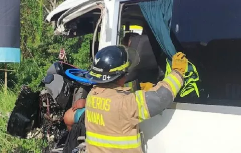 Conductor queda atrapado tras choque múltiple en autopista Arraiján–La Chorrera