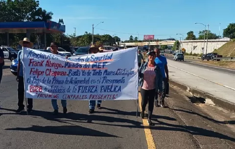 Están cansados de esperar: Policías jubilados vuelven a manifestarse en Divisa y exigen su prima de antigüedad
