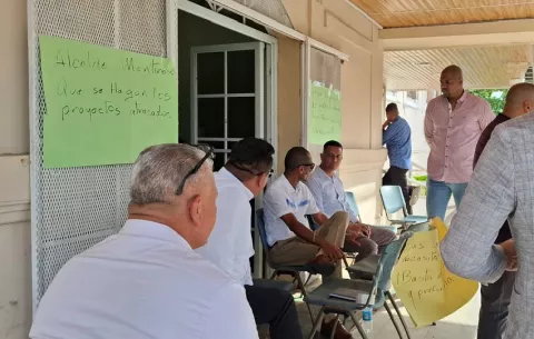 Protesta en Tesorería Municipal de Colón por incumplimiento en desembolsos a juntas comunales