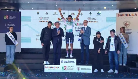 Roberto González se viste con la ‘maglia verde’ en el Giro Di Sardegna 2026