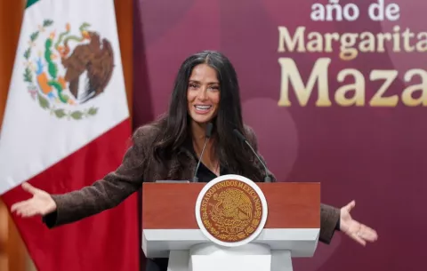 Salma Hayek: 'Es momento de contar historias cuando estamos siendo atacados moralmente'