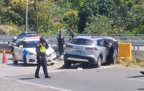Una víctima fatal al estrellarse una canioneta contra barandal de un puente en San Carlos