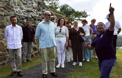 Pedro Rollán, presidente del Senado español, recorre el Fuerte de San Lorenzo