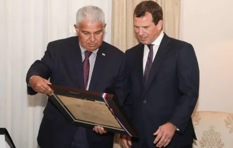Sobrino del Rey Carlos III se reúne con el presidente José Raúl Mulino 