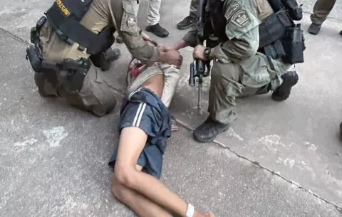 Policía detiene a un sospechoso tras el tiroteo en una escuela del sur de Tailandia