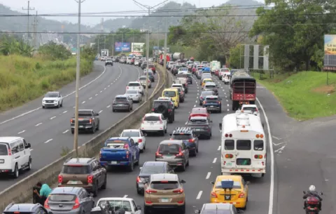 Viajeros se enfrentan al tranque vehicular, a pesar de la inversión de carriles