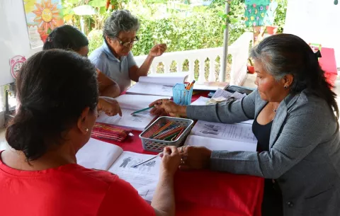 A sus 60 y 70 años, mujeres panameñas retoman sus estudios primarios
