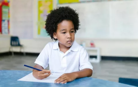 Polémica por exigencia de certificación racial a estudiantes con cabello afro en escuelas