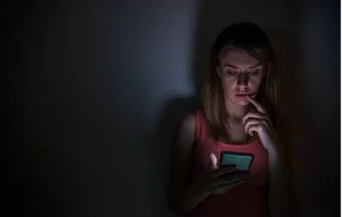 Una de cada cinco mujeres descubre 'apps' de espionaje en su celular; a veces vienen en teléfonos regalados