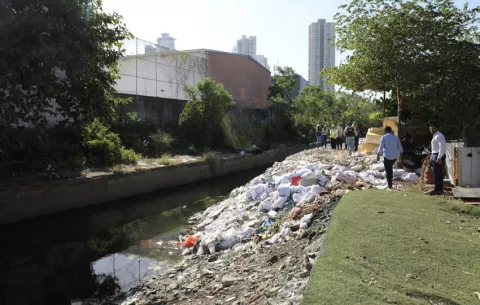 Realizan operativo en el río Abajo: Se ha convertido en vertedero de residuos de construcción