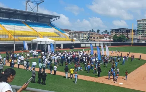 Mulino inaugura el estadio Roberto Mariano Bula en Colón