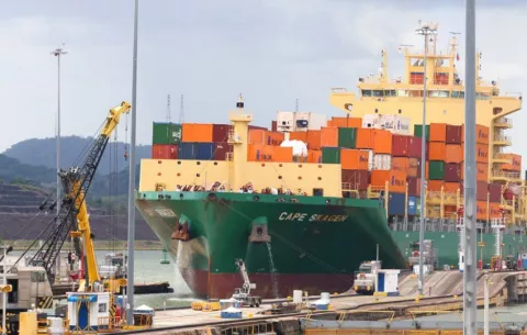 Crisis en Oriente Medio impulsa en cerca de un 10% el tránsito por el Canal de Panamá