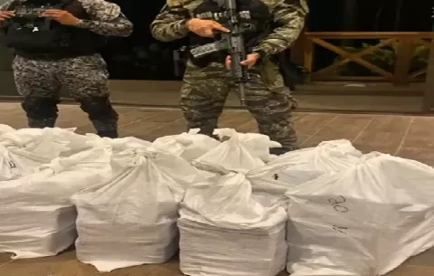 Encuentran más de mil paquetes de droga, armas y empacadoras en vivienda de Colón
