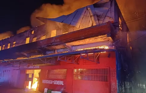 Evalúan necesidades de las 15 familias damnificadas  tras incendio en la casa 3027 de Colón