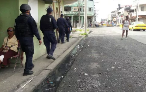Hieren a hombre mientras caminaba en calle 6 Colón