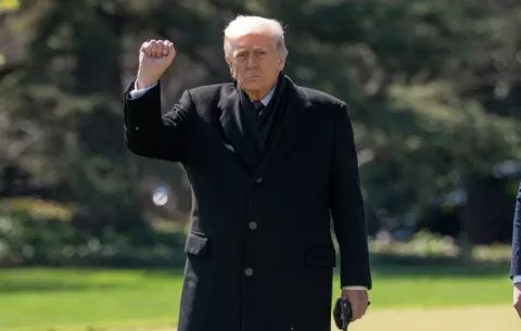 Trump suspende ley de 100 años para intentar bajar el costo de la gasolina