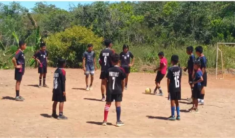 Maestro Víctor Manuel Camargo transforma vidas con el fútbol en  El Pedregoso de Veraguas