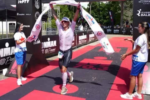Brasileño Fellipe Santos es 'tricampeón' en el Ironman 70.3 de Panamá