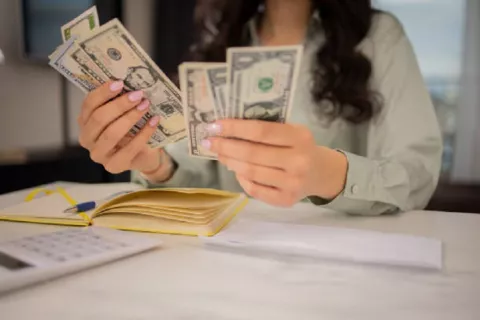Encuesta revela que salario mensual promedio es $756 y solo 3 provincias lo superan