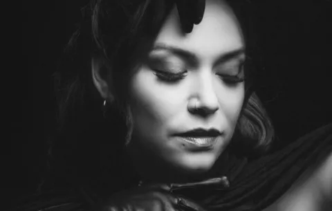 Jacqie Rivera lanza su canción más personal hasta la fecha, 'Completamente Yo'
