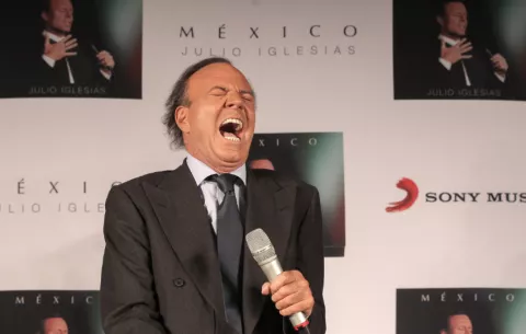 Julio Iglesias demanda a un diario español por 'montaje' sobre sus abusos sexuales