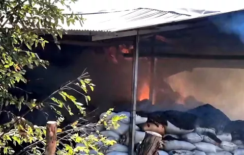 Pérdidas millonarias por incendio en galera agropecuaria en el sector de La Lajita de Los Santos