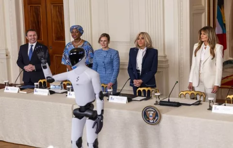 Melania Trump aparece con un robot humanoide en una cumbre sobre educación y tecnología